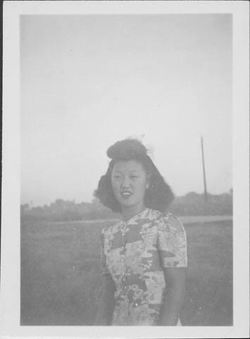 [Young woman in chrysanthemum print top, half-portrait, Rohwer, Arkansas]