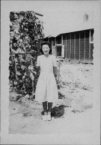 [Woman in spiral patterned dress in front of vines, full-length portrait, Rohwer, Arkansas, July 9, 1944]