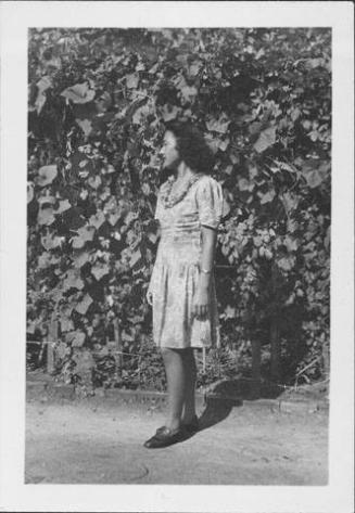 [Young woman standing in profile, full-length portrait, Rohwer, Arkansas, September 3, 1944]