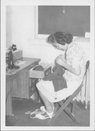 [Young woman crocheting, Rohwer, Arkansas, October 18, 1944]