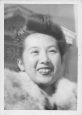 [Woman in fur stole, head and shoulder portrait, United States]