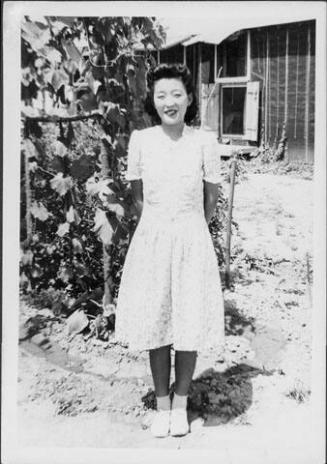 [Woman in spiral patterned dress in front of vines, full-length portrait, Rohwer, Arkansas, July 9, 1944]