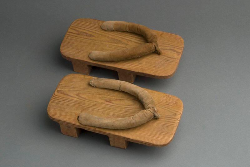 [Geta with light brown velvet straps]