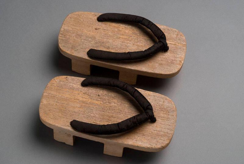 [Geta with black velvet straps]