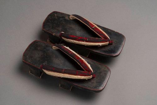 [Black lacquered geta, 193-]