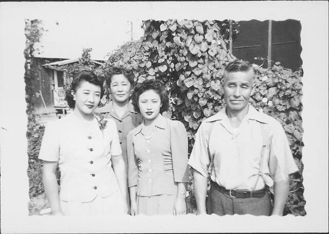 [Three women and a man in front of vines, three-quarter portrait, Rohwer, Arkansas]