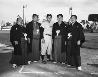 [Sumo team from Japan : first to arrive from Japan after World War II]