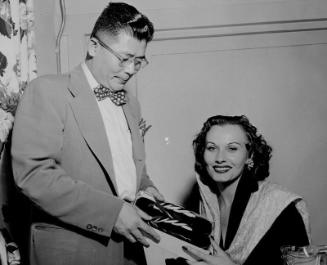 [Teiho Hashida presenting Japanese zori to actress Florence Marley, Los Angeles, California, February 25, 1950]