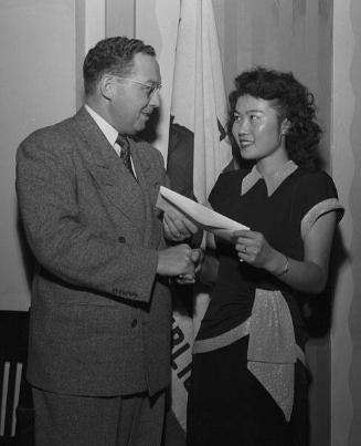 [Miss Junko Shimizu receiving award at American Association for the United Nations, March 15, 1950]