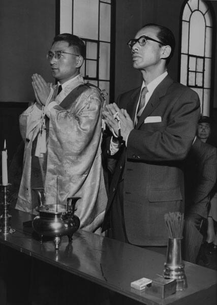 [Masaichi Nagata of Daiei praying at Minobusan Betsuin, Los Angeles, California, April 5, 1955]