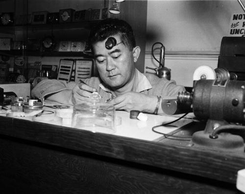 [Mr. Utsunomiya working at Ken's Watch shop, California, 1956]