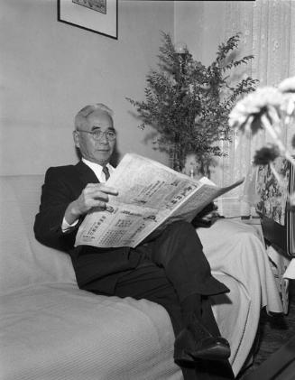 [Mr. Yoshino reading newspaper, 1956]