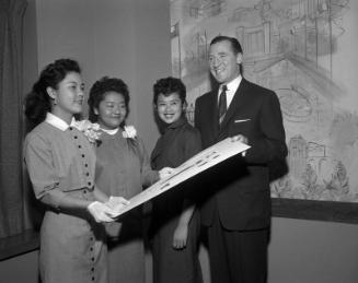 [Nisei gold key winners of the 30th annual Scholastic Art Awards contest at the Statler Hotel, Los Angeles, California, February 23, 1957]