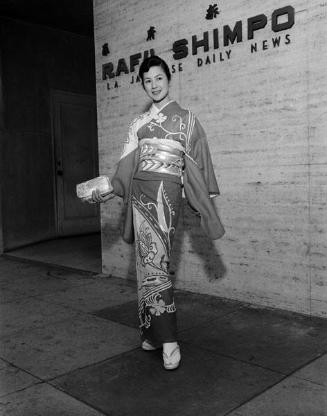 [Japanese actress Yoko Tsukasa, Los Angeles, California, May 16, 1957]