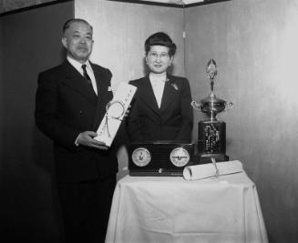 [Mr. Shohei Takayanagi receiving an award at San Kwo Low restaurant, Los Angeles, California, March 10,1955]