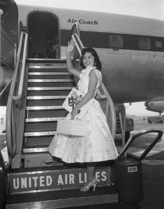 [Stella Nakadate departing for Hawaii vacation from Los Angeles International Airport, Los Angeles, California, August 31, 1955]