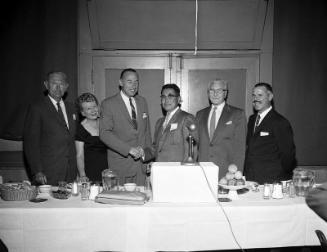[Mr. Su Igauye shaking hands at an event, California, September 24, 1958]