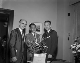 [Friendship plant presentation to Koichi Mizuno of Higashiyama Botanical Gardens, Nagoya, Japan at Mayor's office in City Hall, Los Angeles, California, August 26, 1959]