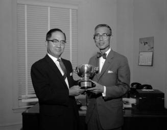 [Narifumi Yano of Japan Traders Club, receiving golf trophy from Consul General Yukio Hasumi, Los Angeles, California, August 15, 1961]