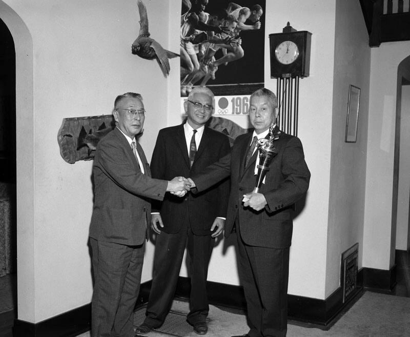 [Presentation of the Tabata Trophy to the Southern California Gardeners Federation at home of Fred Wada, Los Angeles, California, June 13, 1962]
