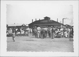 [Crowd with luggage outside of Mess hall 1, Rohwer, Arkansas, 1942-1945]