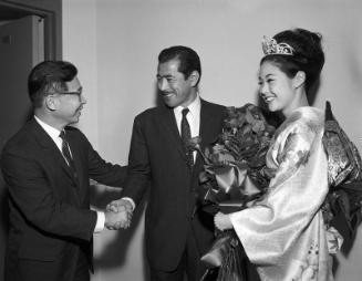 [Toshiro Mifune at airport, Los Angeles, California, October 4, 1966]