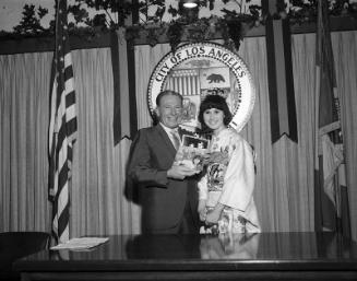 [Los Angeles Mayor Sam Yorty and Japanese singer Linda Yamamoto at Los Angeles City Hall, Los Angeles, California, November 1, 1967]