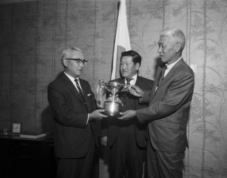 [Consul General of Japan Kanji Takasugi presenting trophy to Top Notch Golf Club, California, May 21, 1969]