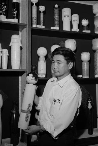 [Shigeru Nakamura and kokeshi dolls, Los Angeles, California, July 22, 1969]