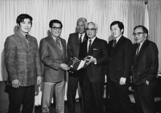 [Consul General of Japan Kanji Takasugi presenting trophy to Top Notch Golf Club at Consulate office, Los Angeles, California, March 26, 1970]