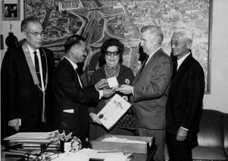 [Jihei Noda, Vice chair of Sao Paulo City Council, Brazil visiting Los Angeles Deputy Mayor Joseph M. Quinn at Los Angeles City Hall, Los Angeles, California, April 8,1970]