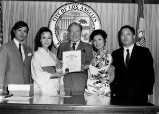 [Los Angeles Mayor Sam Yorty and Japanese singer Mari Sono at Los Angeles City Hall, Los Angeles, California, June 20, 1970]