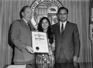 [Los Angeles Mayor Sam Yorty presenting Nisei Veterans Week proclamation at Los Angeles City Hall, Los Angeles, California, June 25, 1970]