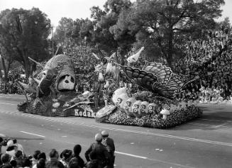 [Tournament of the Roses parade floats, Pasadena, California, January 1, 1971]