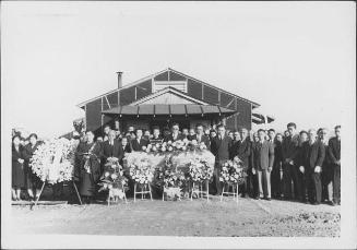 [Outdoor funeral gathering for Mitsuno Nakatsuru, Rohwer, Arkansas, December 8, 1944]